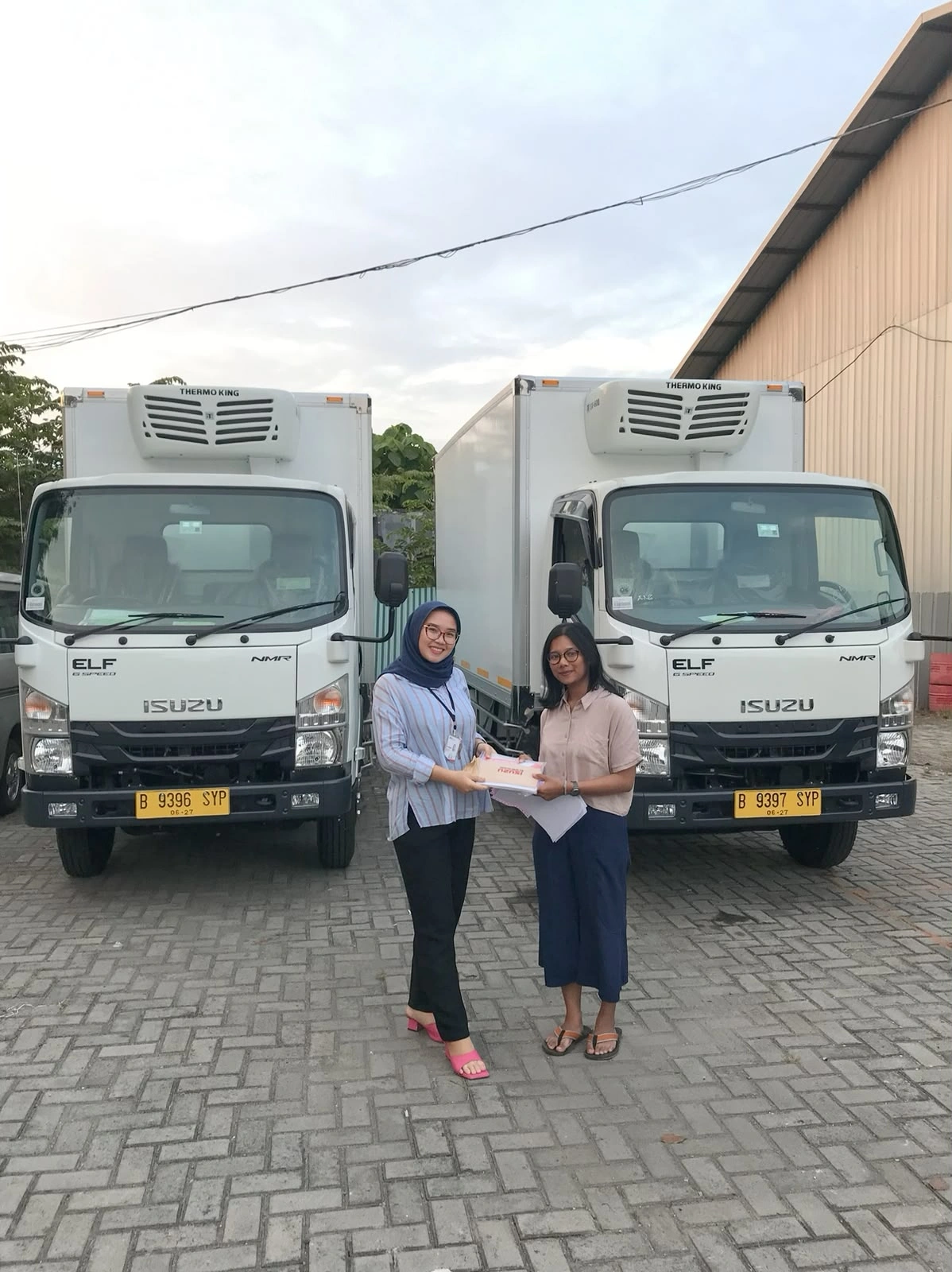 Pelanggan Isuzu ELF bersama unit untuk operasional bisnis