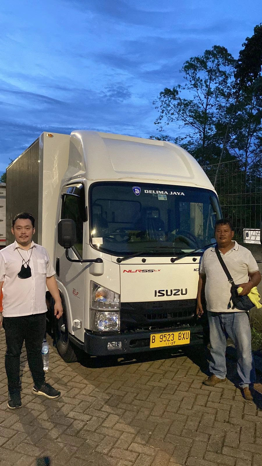 Happy customer Isuzu setelah serah terima unit