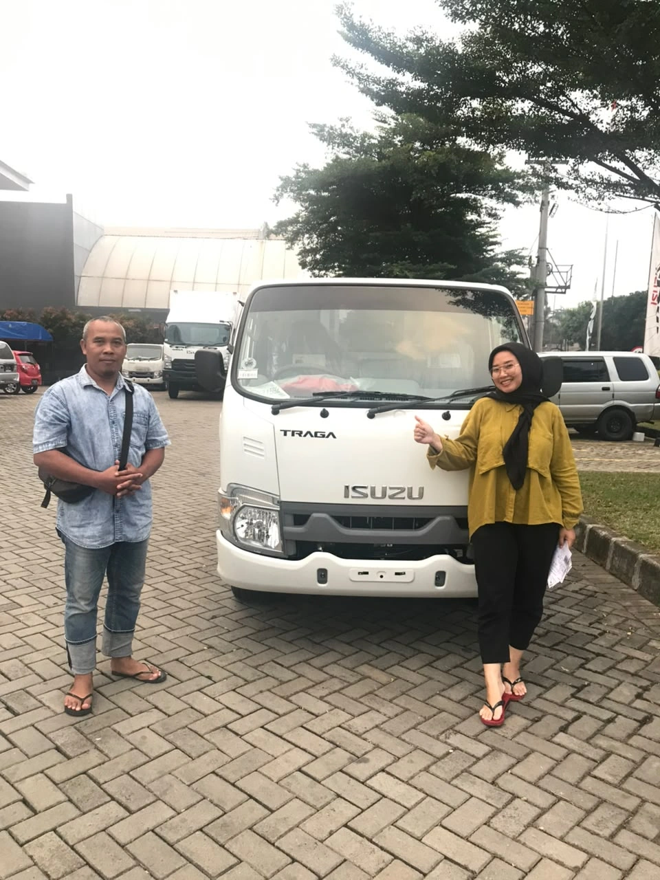 Pelanggan menerima unit Isuzu baru untuk kebutuhan operasional