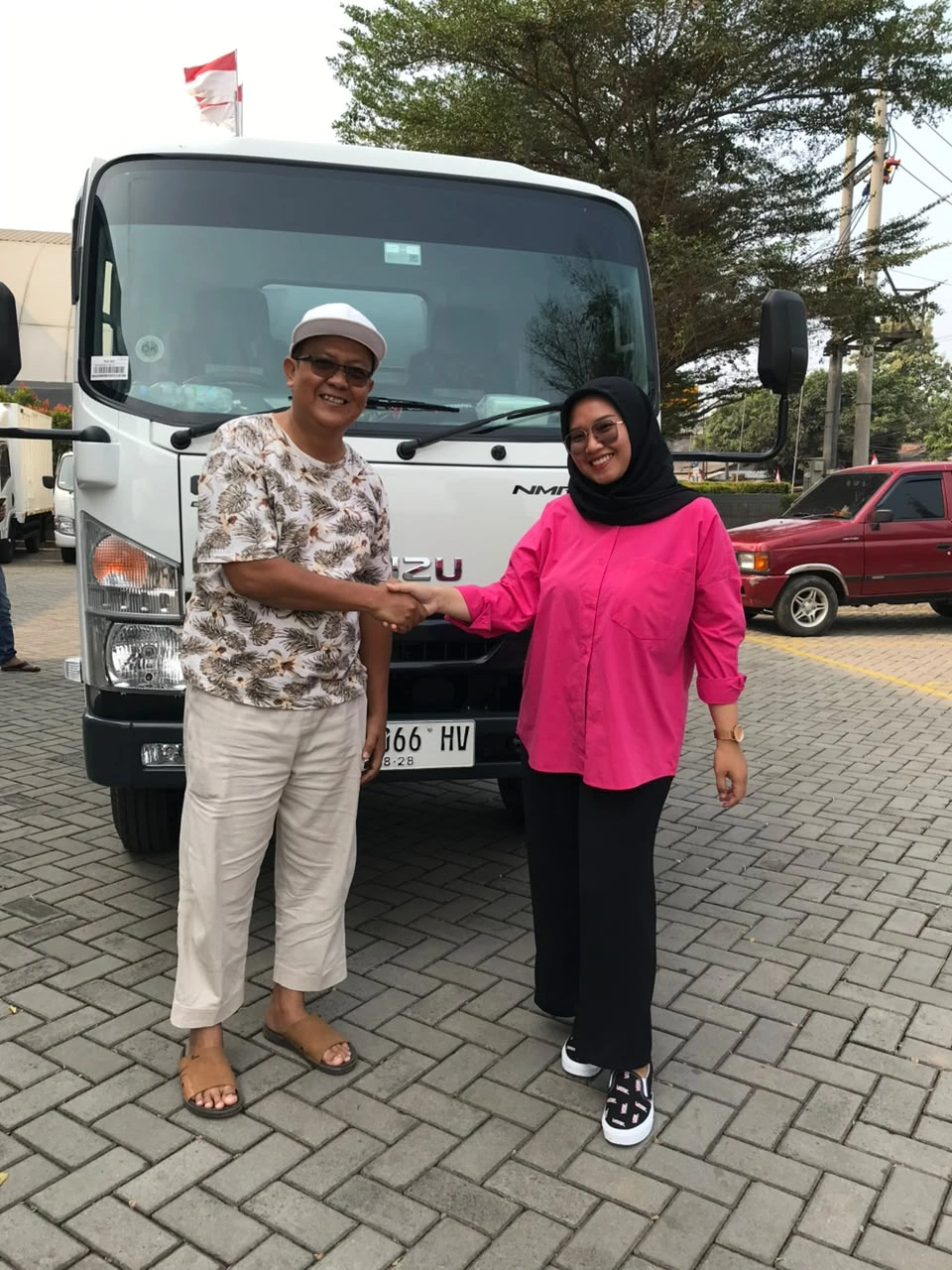 Serah terima Isuzu Traga kepada pelanggan usaha